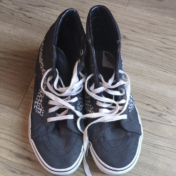 Vans Black‎ and White Low-Top Sneakers - Picture 3 of 6